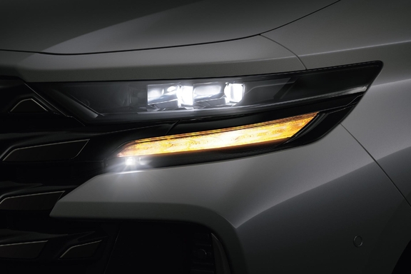 【夜間】3眼LED ヘッドランプ＋LED クリアランスランプ＋LEDコーナリングランプ＋LED シーケンシャルターンランプ