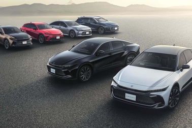 （前列右）：特別仕様車 CROSSOVER RS “THE 70th” （ベース車両はCROSSOVER RS）