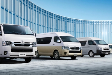 （左）：VAN・2WD・2800ディーゼル・標準ボディ・スーパーGL